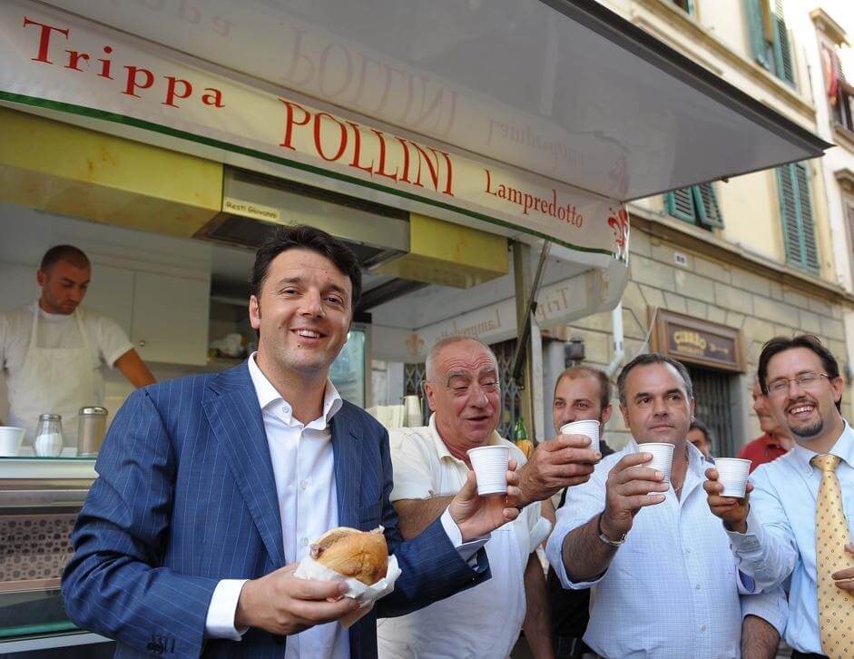 20090729 - FIRENZE - POL - Il sindaco di Firenze Matteio Renzi mangia un panino con la trippa accopagnato da un bicchiere di vino oggi 29 luglio 2009 a Firenze. ANSA/CARLO FERRARO